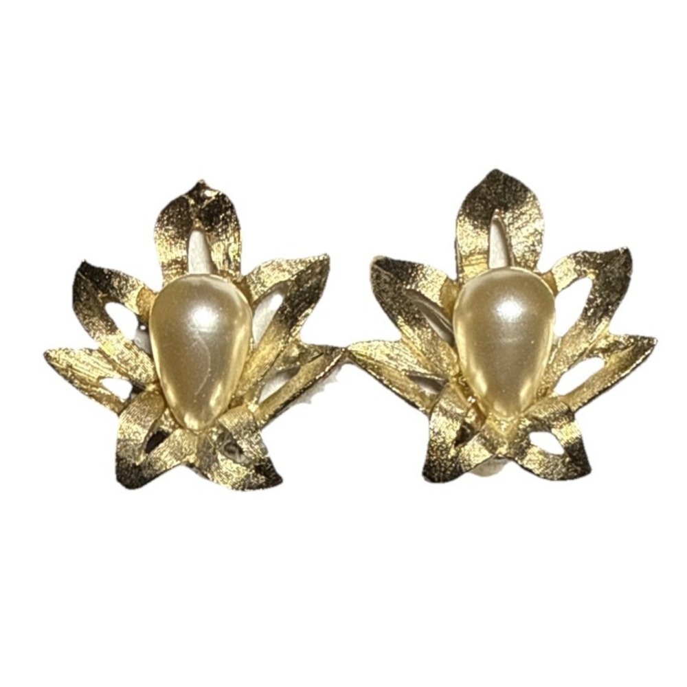 Vintage Signed BSK Clip On Leaf Earrings Gold Tone Faux Pearl Detail‎ J17-19